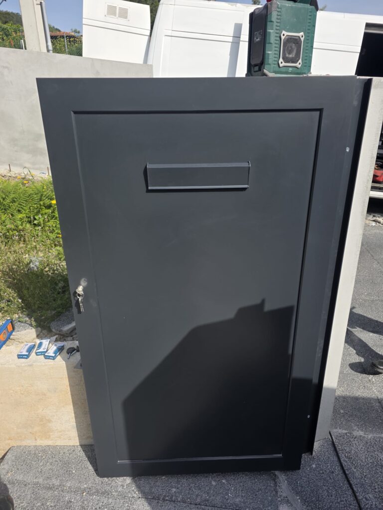 PORTÃO DE ALUMÍNIO COM PORTA DE SERVIÇO